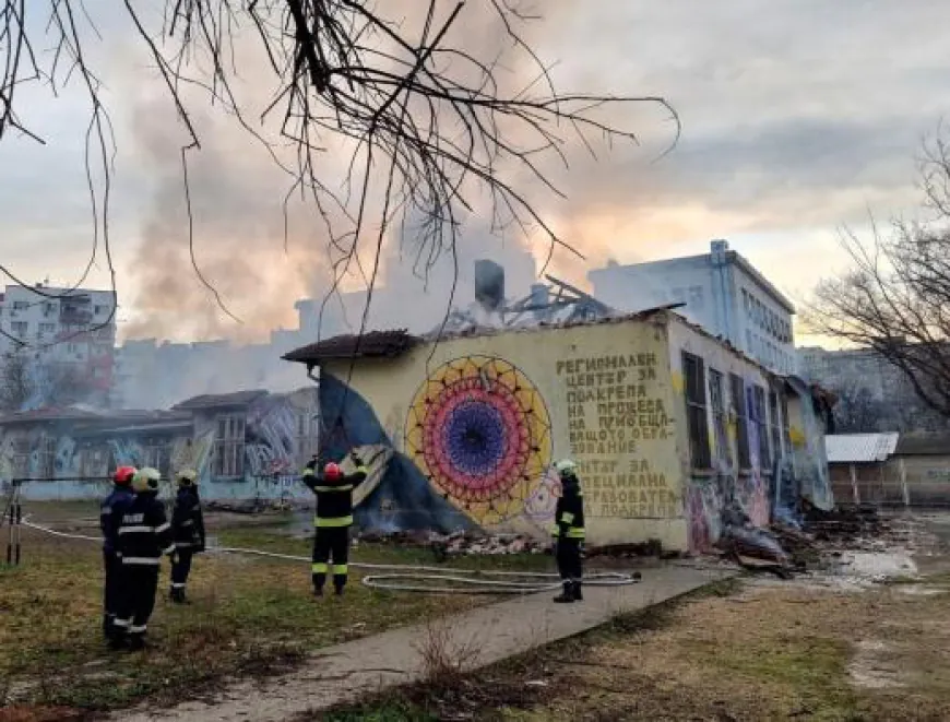 Пожар избухна в бившето помощно училище във Варна /снимки/