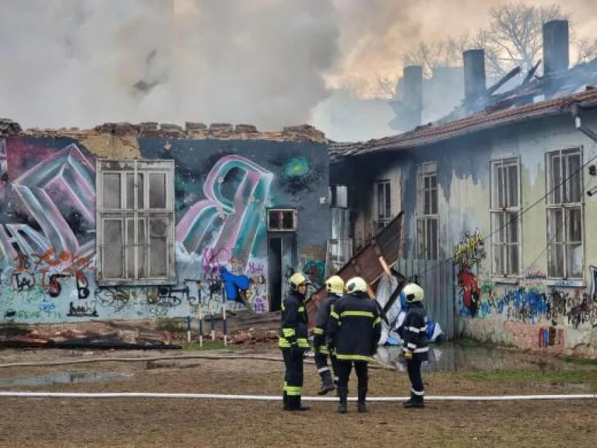 Пожар избухна в бившето помощно училище във Варна /снимки/