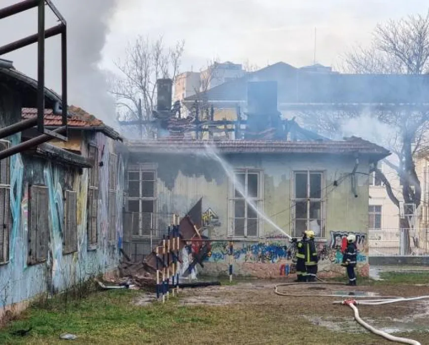 Пожар избухна в бившето помощно училище във Варна /снимки/