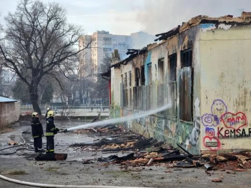 Пожар избухна в бившето помощно училище във Варна /снимки/