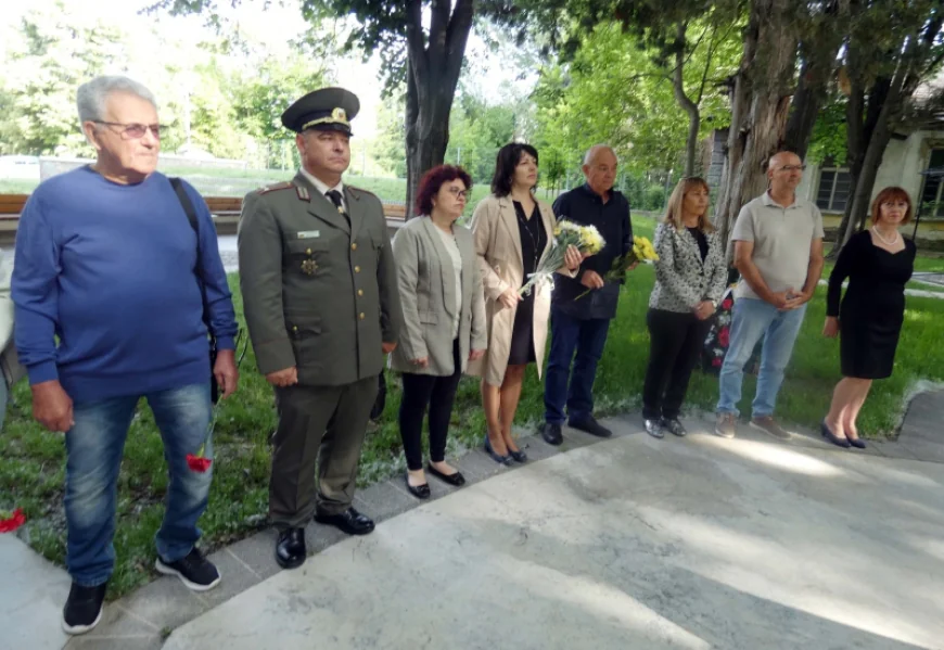 Лом отбеляза Гергьовден с почит към Втори конен полк и Деня на храбростта /снимки/