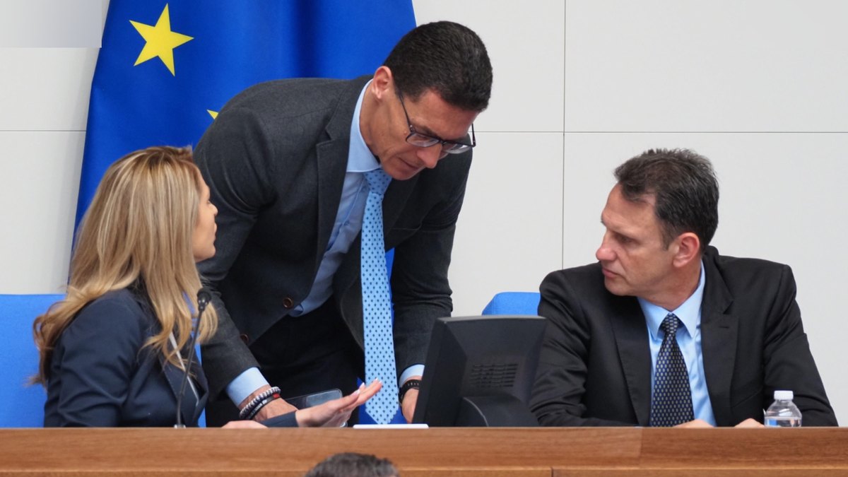 deputatite-ratifitsiraha-dogovora-za-evropeyskiya-stabilizatsionen-mehanizam