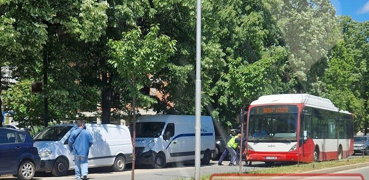 pikap-udari-avtobus-v-blagoevgrad-pri-manevra-na-zaden-hod