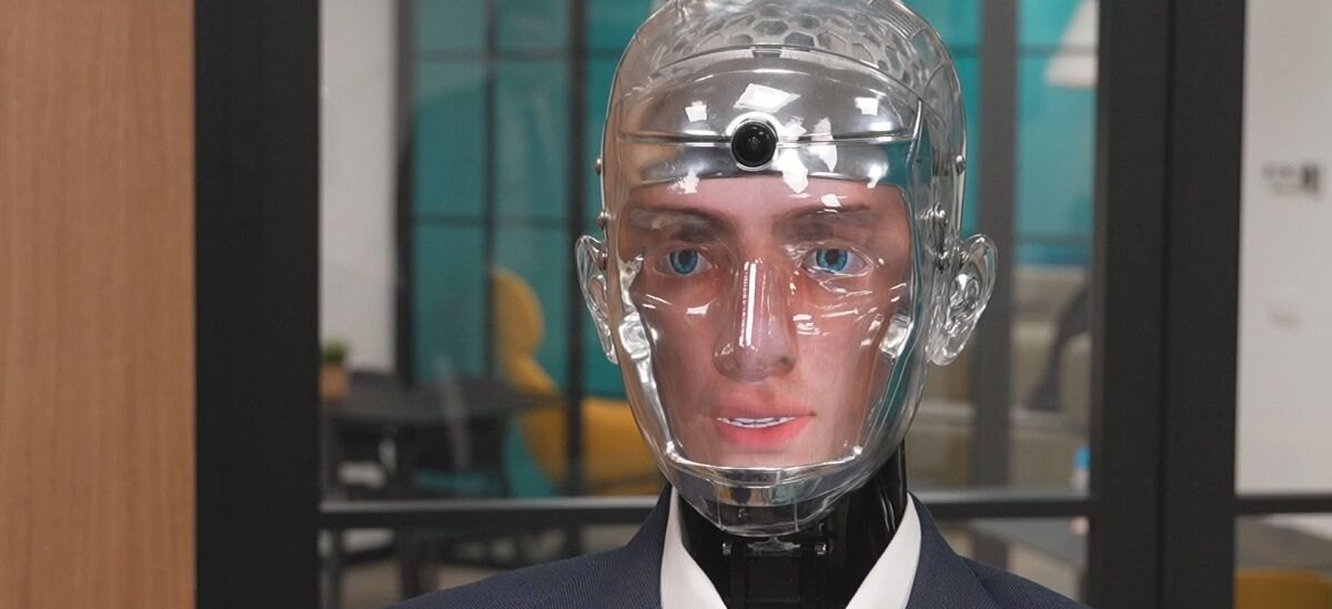 parviyat-robot-s-realistichen-zritelen-kontakt