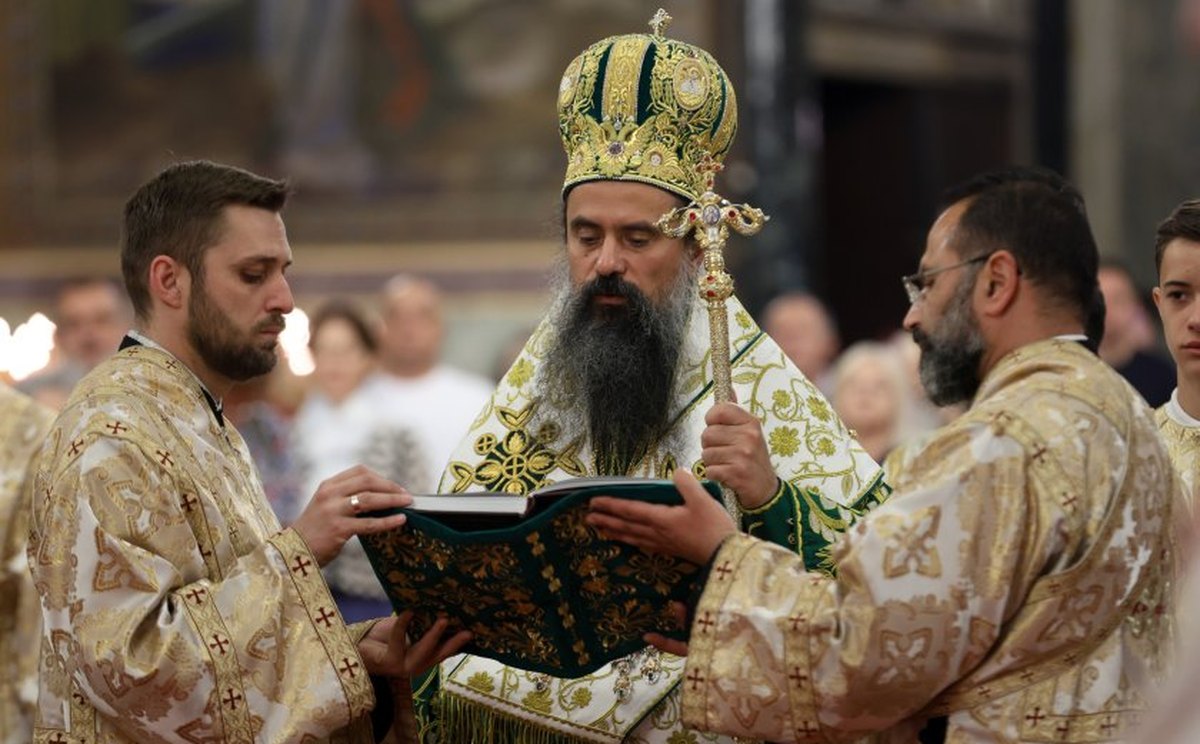 patriarh-daniil-otsluzhi-liturgiya-za-petdesetnitsa-v-sv-aleksandar-nevski