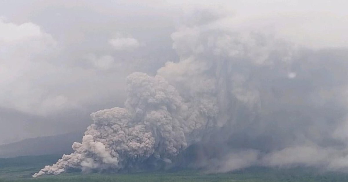 vulkanat-semeru-v-indoneziya-izrigna-chetiri-pati-pepel-do-4-7-km