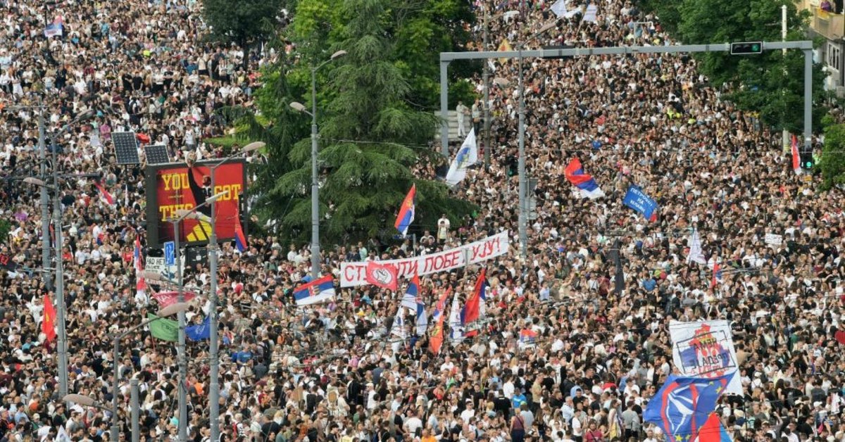 hilyadi-na-protest-v-belgrad-s-iskane-za-predsrochni-izbori