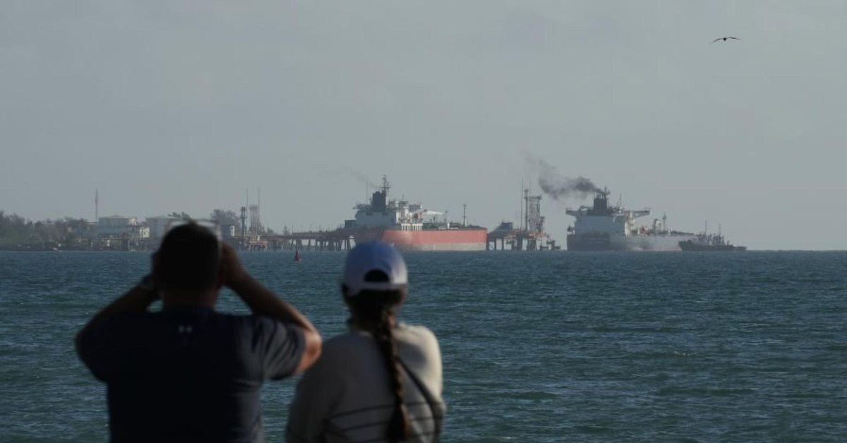 ruski-tanker-s-petrol-za-kuba-vnezapno-smeni-kursa-si