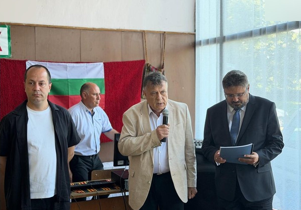 ministarat-valchev-pohodat-po-stapkite-na-botev-vazpitava-mladite-v-rodolyubie