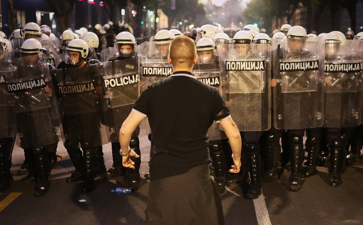sblasatsi-v-belgrad-protestirashti-sreshtu-politsiyata-na-masov-miting-v-sarbiya
