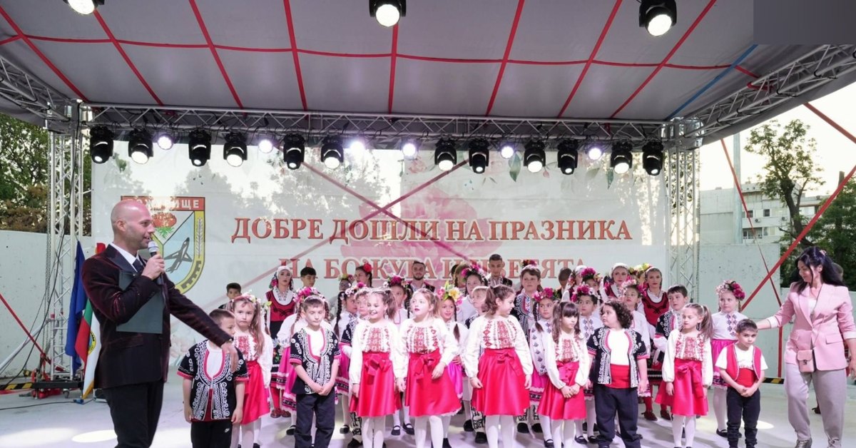 praznik-na-bozhura-i-folklora-v-bozhurishte-sabra-zhiteli-i-gosti