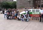 Протест пред парламента срещу отглеждането на телета в клетки