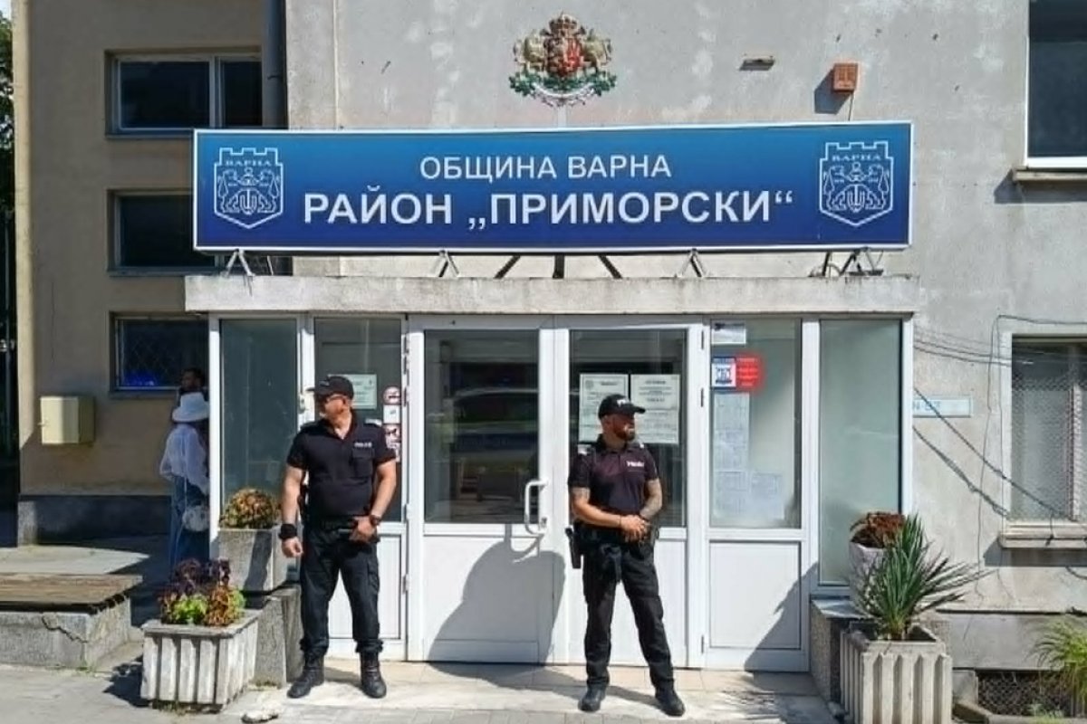 Полиция и ГДБОП претърсват кметството на район „Приморски“ във Варна по строителен случай в Баба Алино
