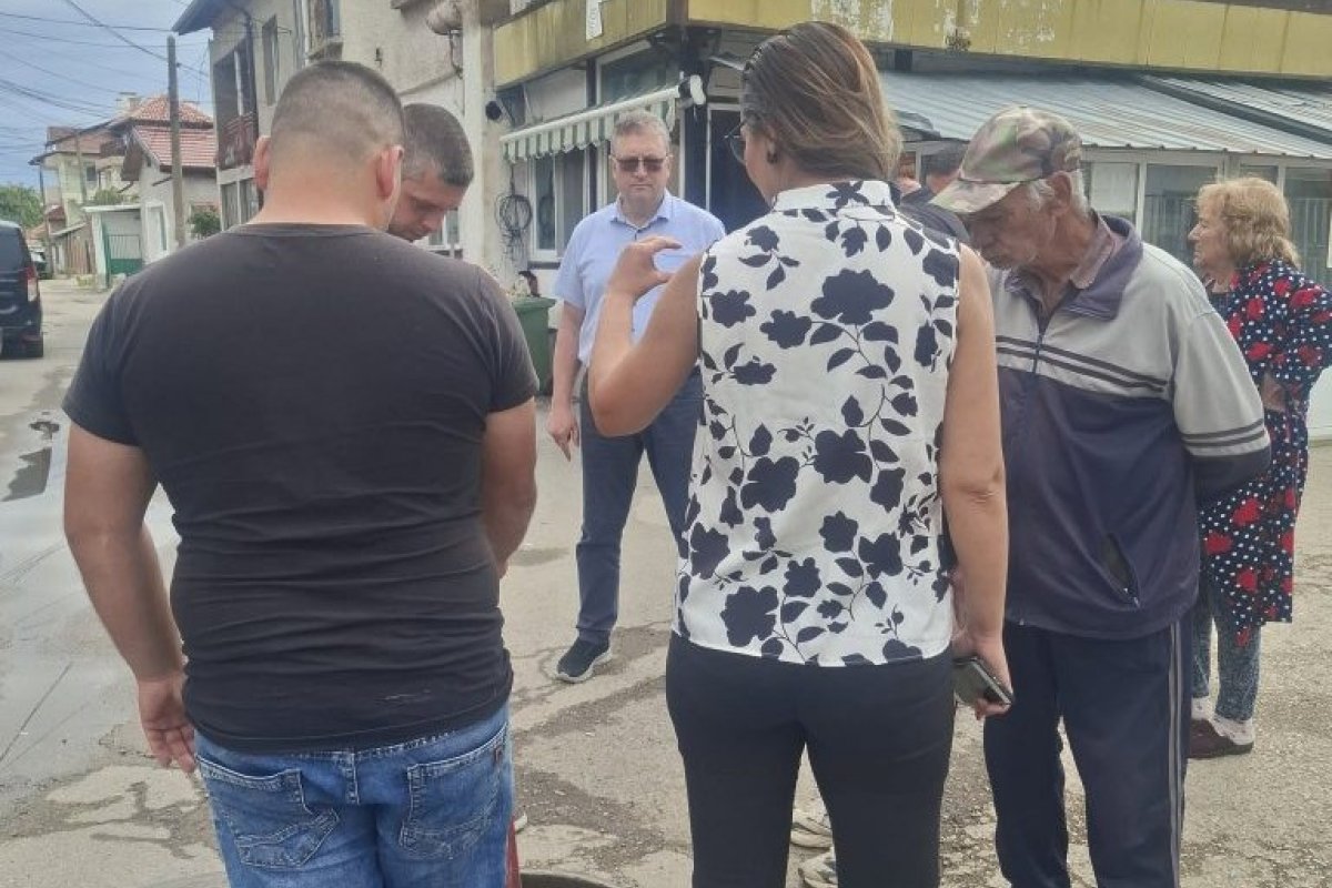 Областният управител Иван Каменов провери аварирала канализация в монтанския квартал Огоста