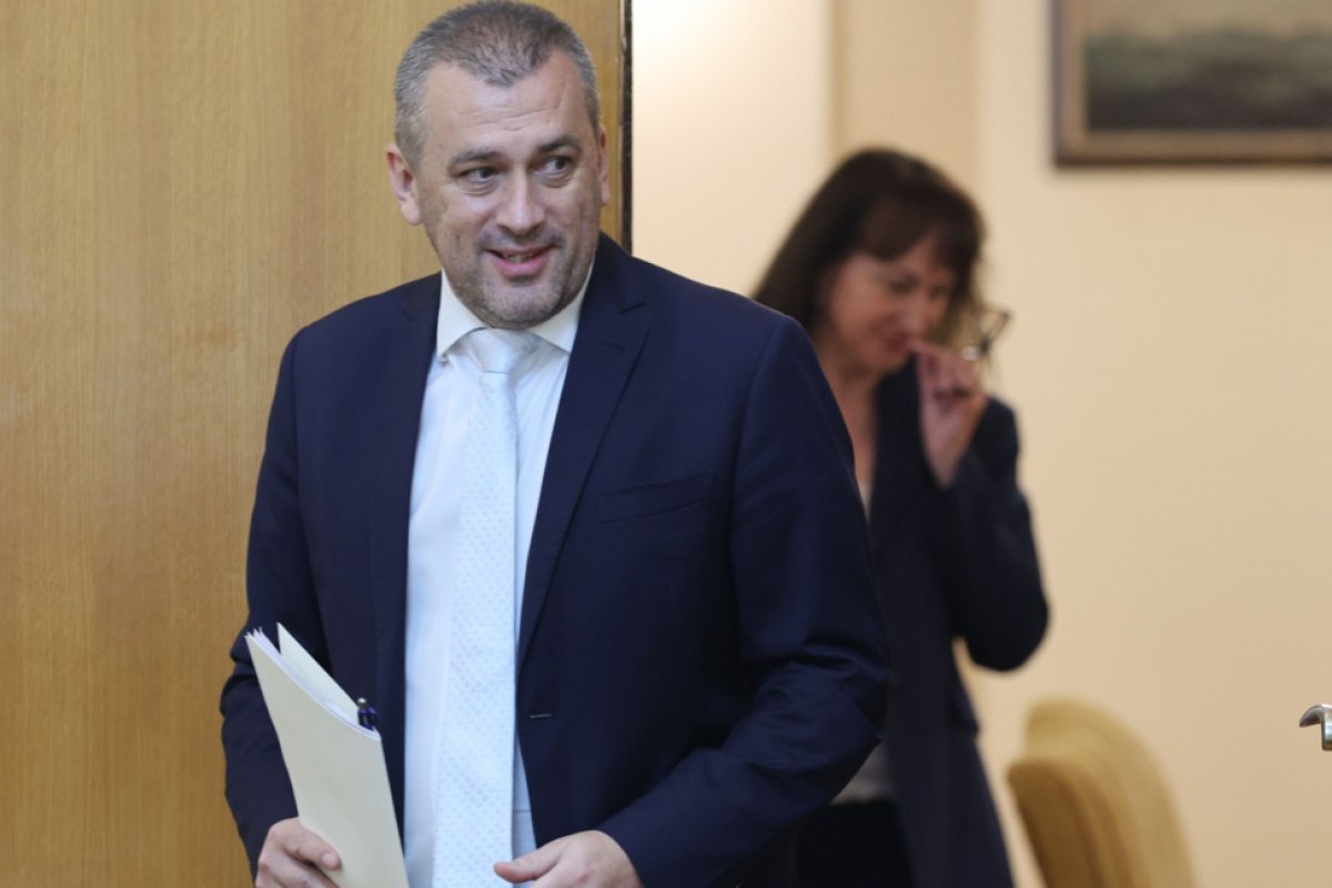 Министър Пеев: Договори за жп безопасност забавени с години, изплатени аванси без дейности