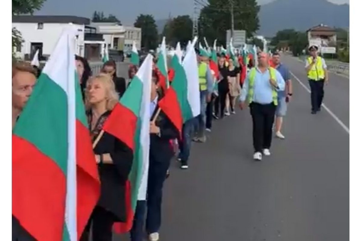 С мирно шествие почетоха паметта на 19-годишния младеж, загинал в катастрофа край с. Борово