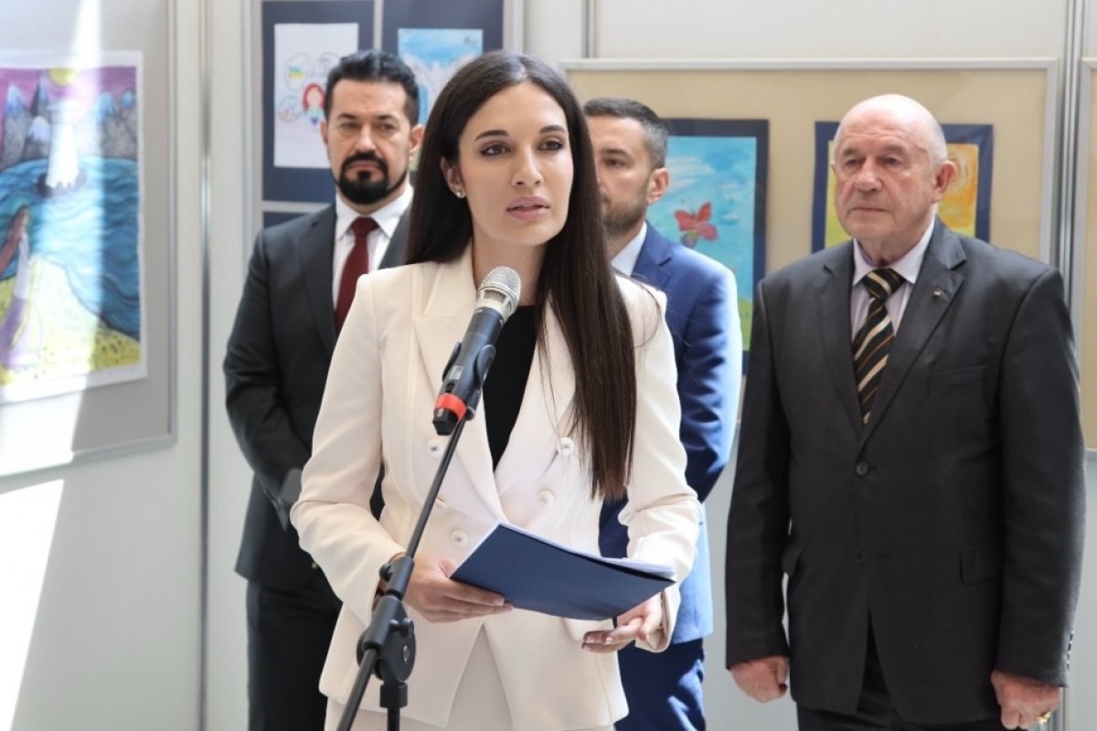 Държавна агенция за бежанците откри изложба с детски рисунки в НС