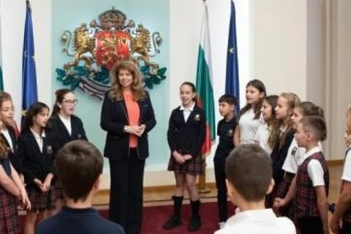 Илияна Йотова посрещна ученици от Италианския лицей в Гербовата зала
