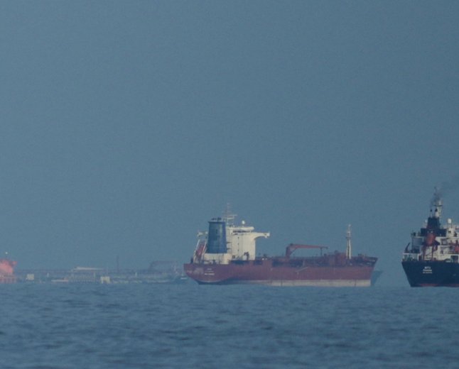Цената на петрола падна под нивото отпреди войната, Иран заплашва с такси за Ормузкия проток