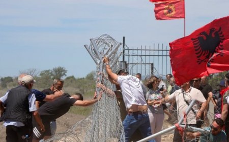 Албанци събориха огради на луксозен курорт, протестите продължават от 37 дни