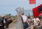 Албанци събориха огради на луксозен курорт, протестите продължават от 37 дни