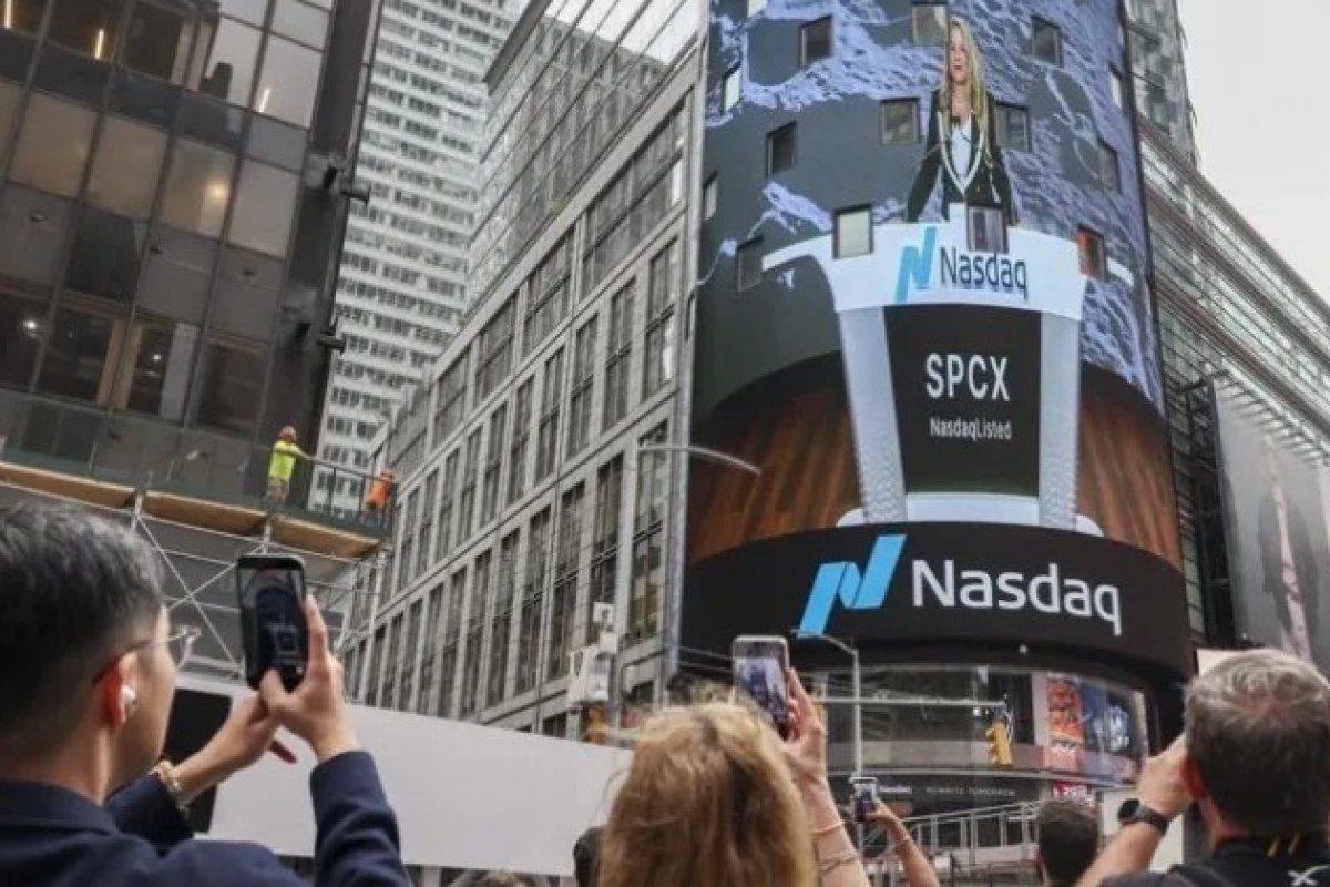 „СпейсЕкс“ стартира търговията си на Nasdaq с ръст от 11,1% и оценка от 1,77 трилиона долара