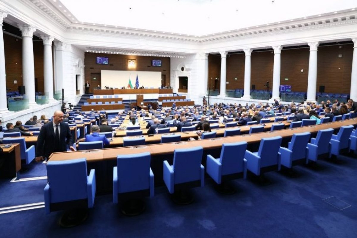 Парламентът прие промени в Закона за държавния дълг, отхвърли законопроект на ГЕРБ-СДС