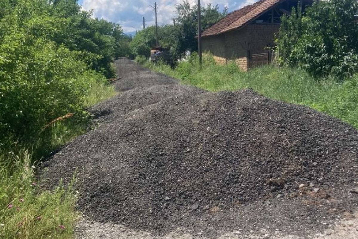 Купчини асфалтова фрезовка блокираха редица къщи в монтанско село, местните излизат на протест /снимки/