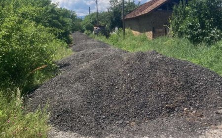 Купчини асфалтова фрезовка блокираха редица къщи в монтанско село, местните излизат на протест /снимки/