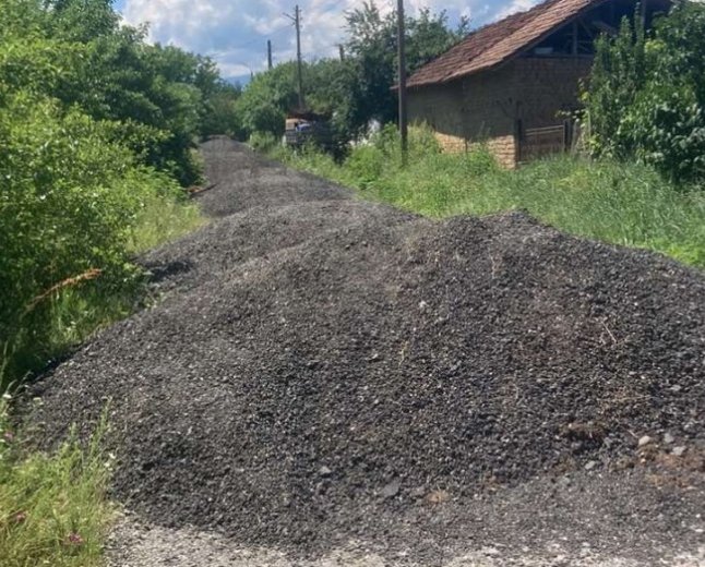 Купчини асфалтова фрезовка блокираха редица къщи в монтанско село, местните излизат на протест /снимки/