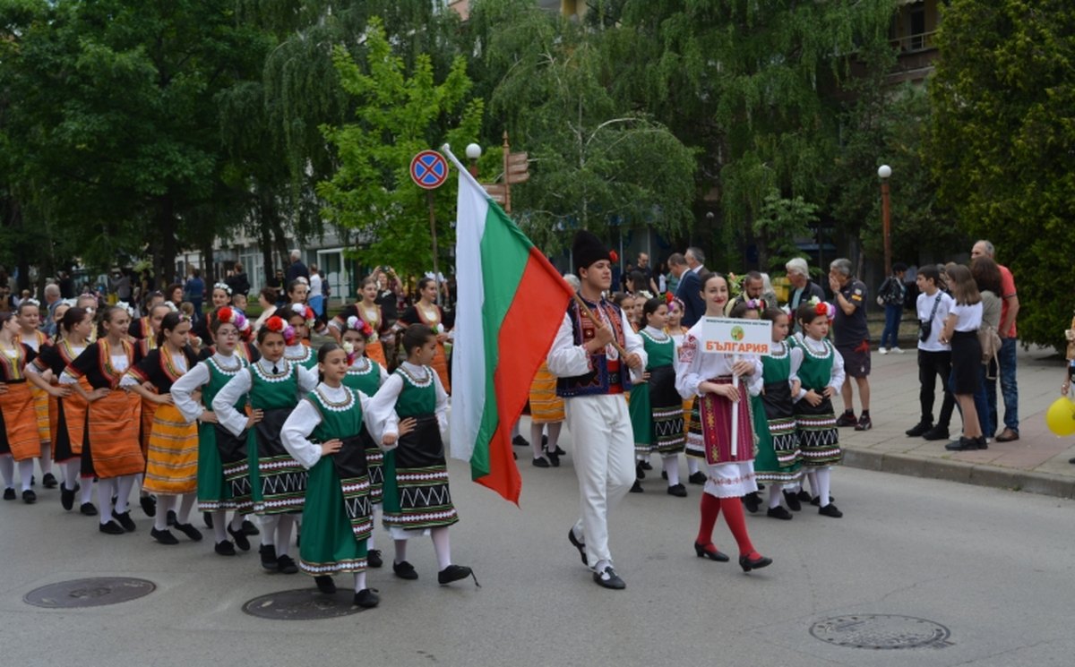 shestvie-s-uchastnitsi-ot-13-darzhavi-otbelyaza-praznika-na-montana