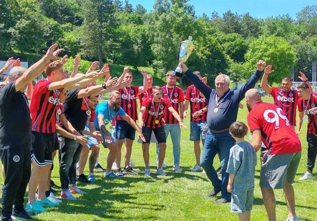 lokomotiv-mezdra-poluchi-kupata-i-medali-za-parvenets-v-severozapadnata-treta-liga