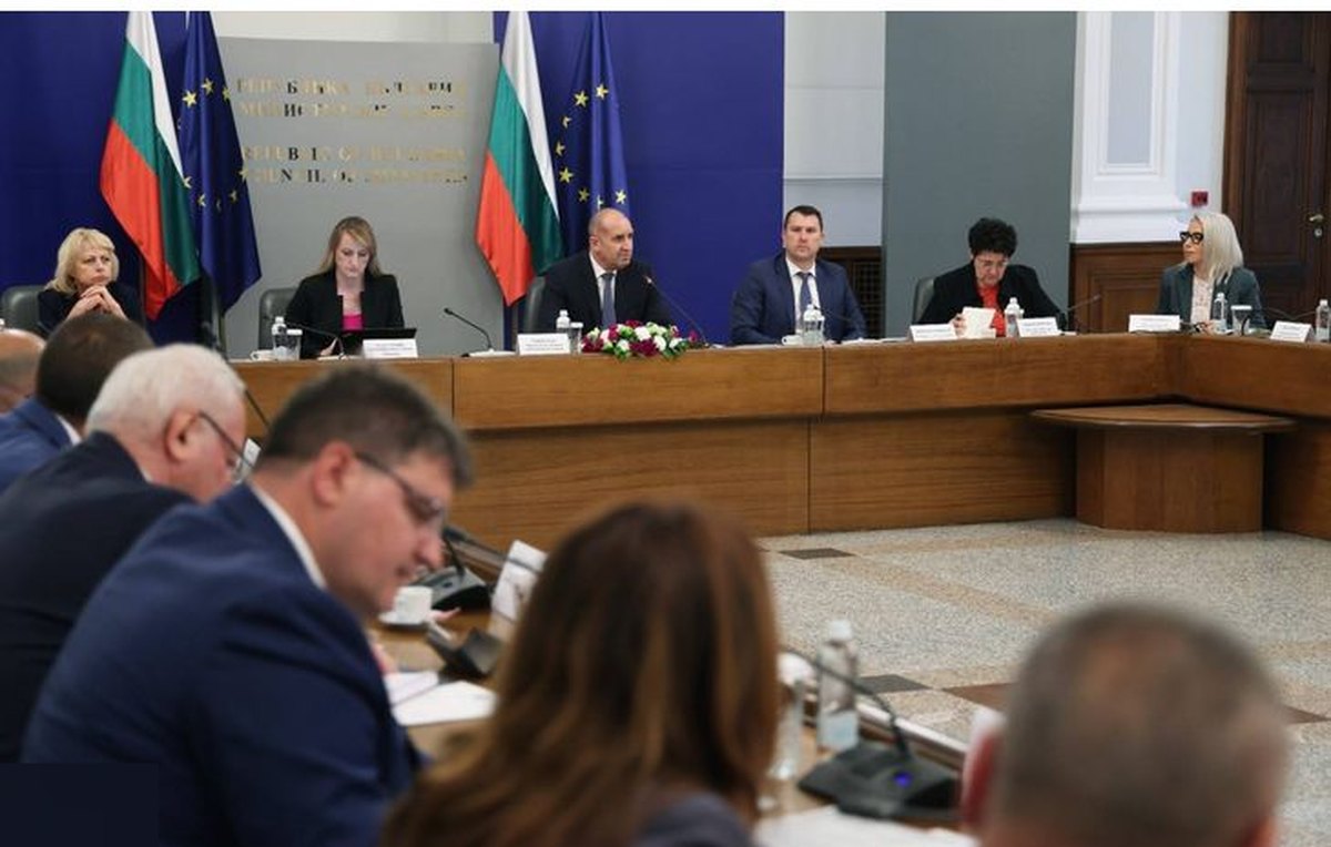 rumen-radev-naredi-na-oblastnite-upraviteli-barza-reaktsiya-pri-bedstviya-i-investitsionni-strategii