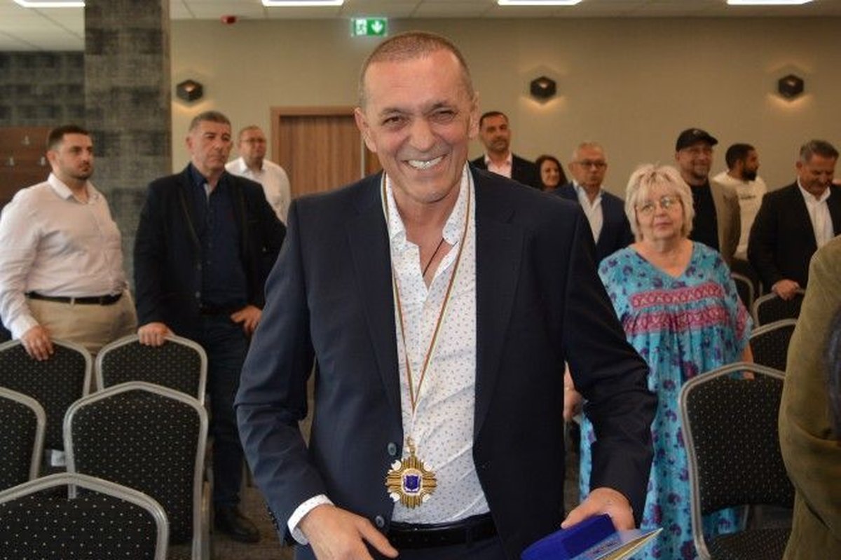 d-r-krasimir-kamenov-poluchi-pochetniya-znak-na-montana