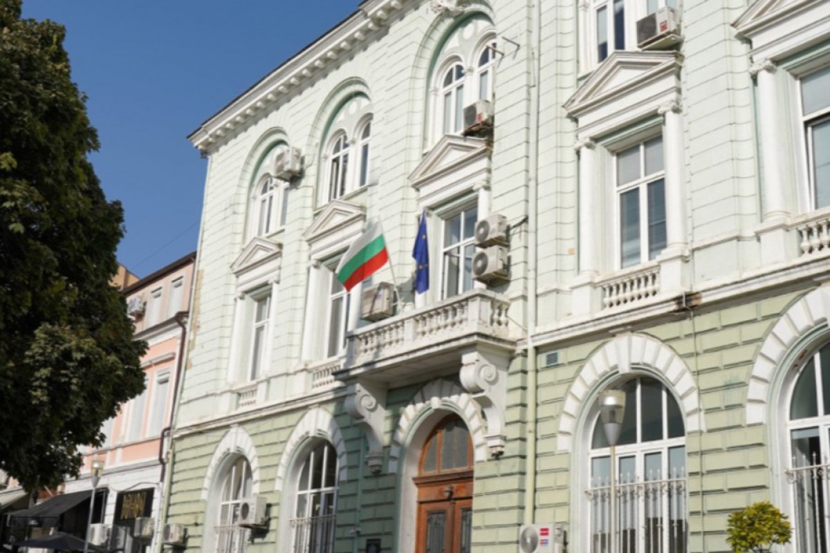 Районът около сградата на Областната администрация във Варна е отцепен заради сигнал за бомба