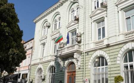 Районът около сградата на Областната администрация във Варна е отцепен заради сигнал за бомба