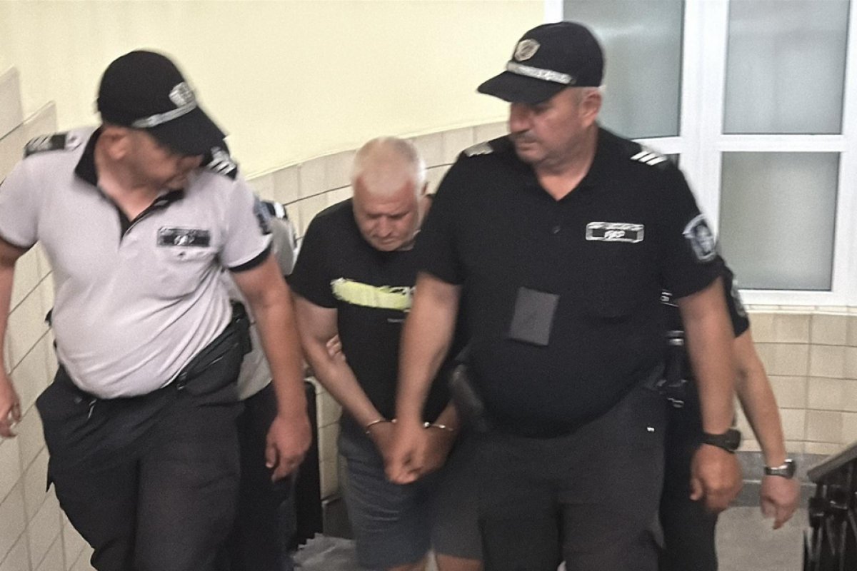 Шофьорът на ТИР-а с три жертви на „Тракия“: Гумата се спука
