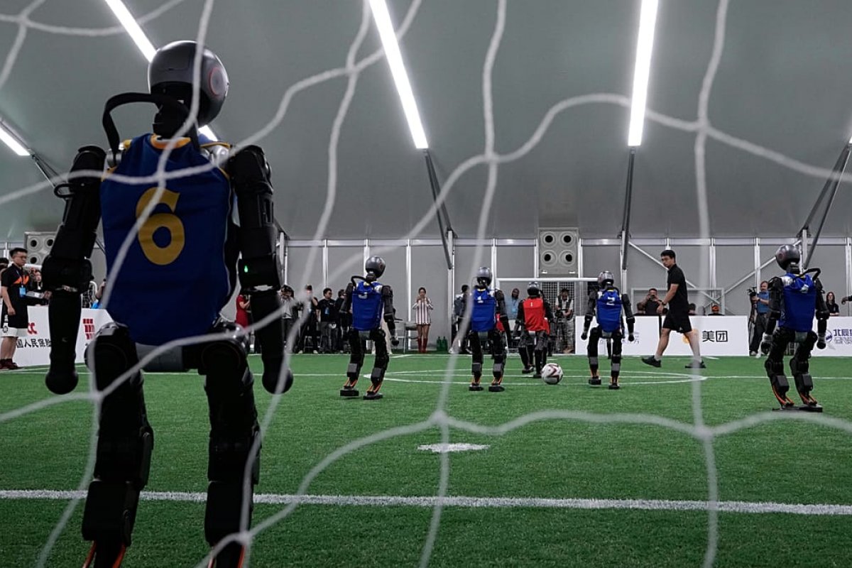 Роботи демонстрираха напреднали футболни умения на турнира RoboCup в Южна Корея