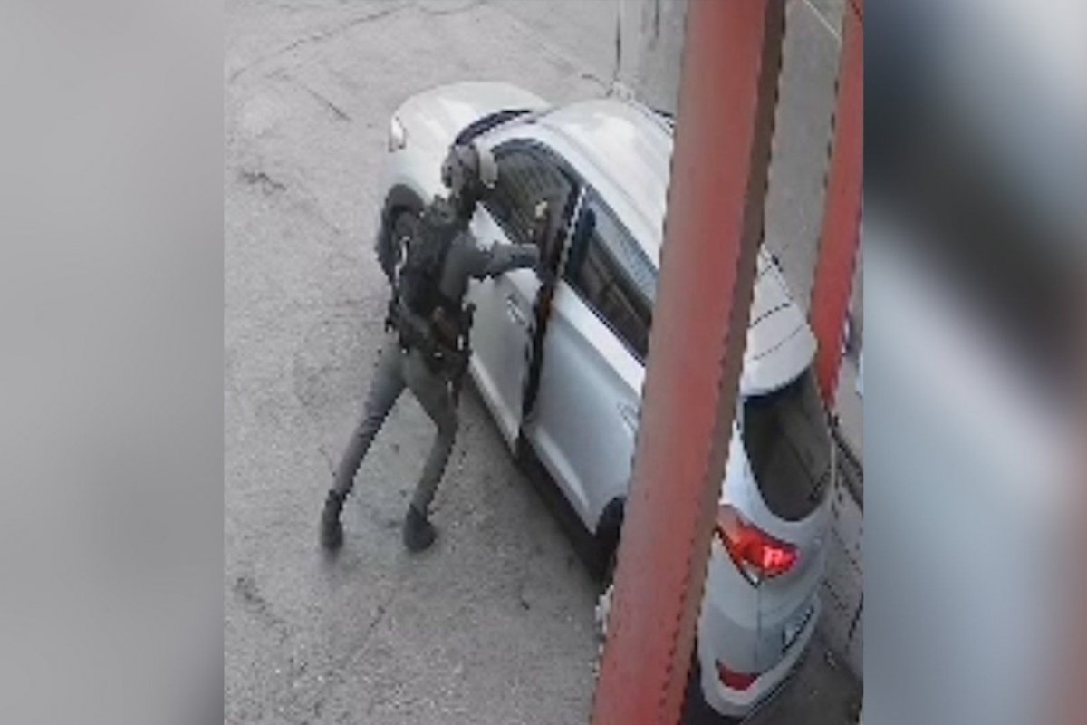 Израелски войник хвърли зашеметяваща граната в кола с палестинци в бежански лагер на Западния бряг