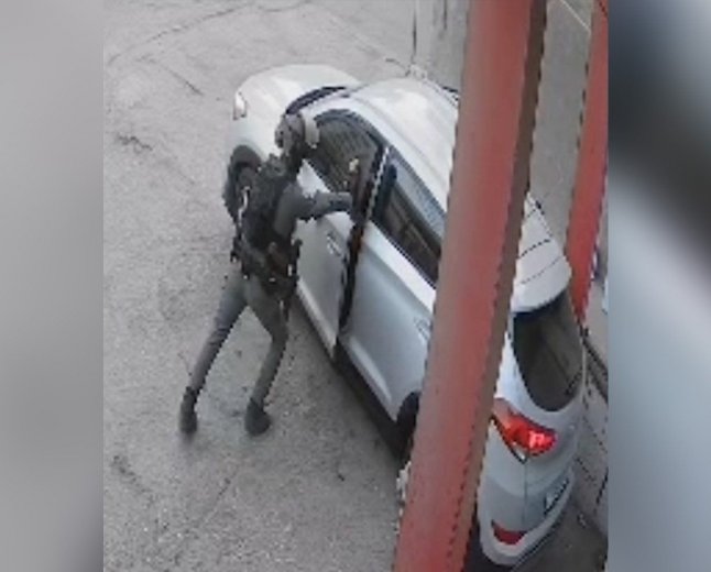 Израелски войник хвърли зашеметяваща граната в кола с палестинци в бежански лагер на Западния бряг