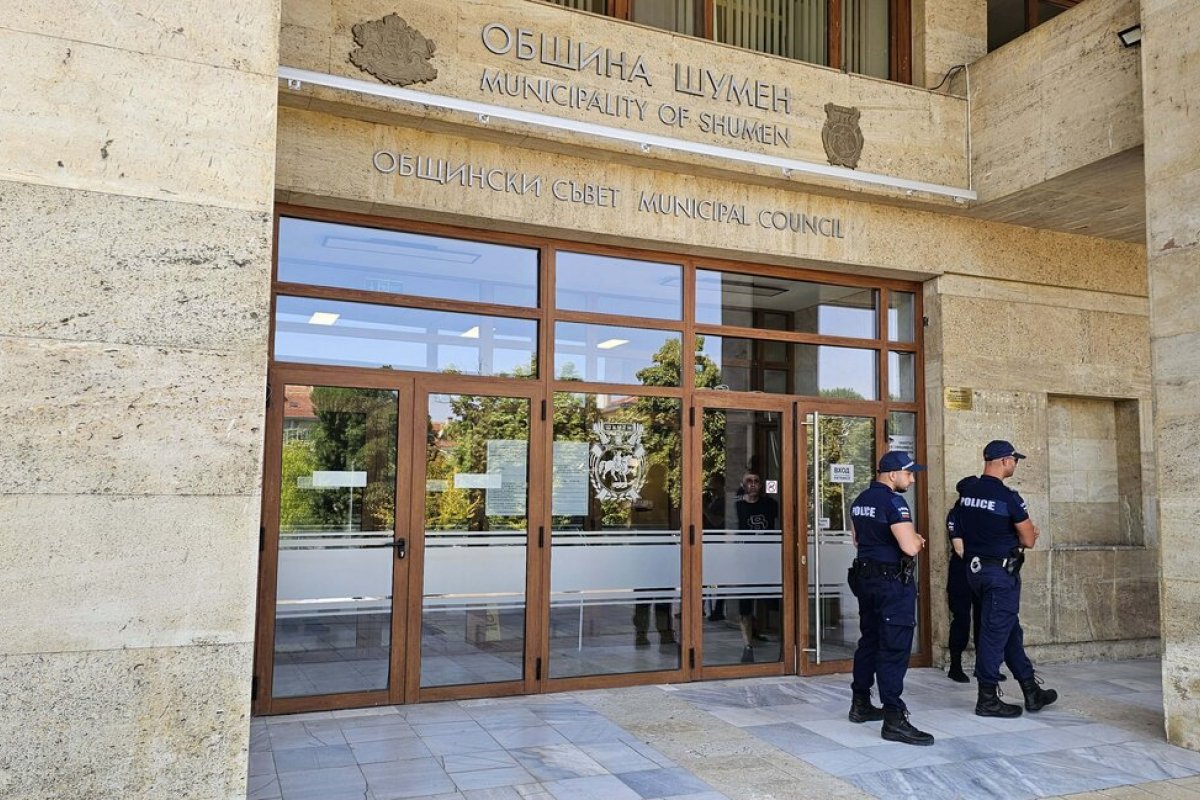 Сигнал за бомба предизвика евакуация на Община Шумен