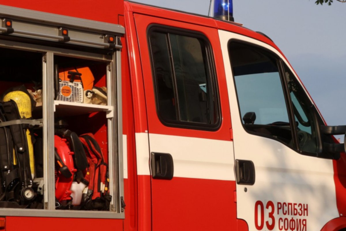 Пожарът в столичния квартал Република е локализиран, но огнища продължават да тлеят