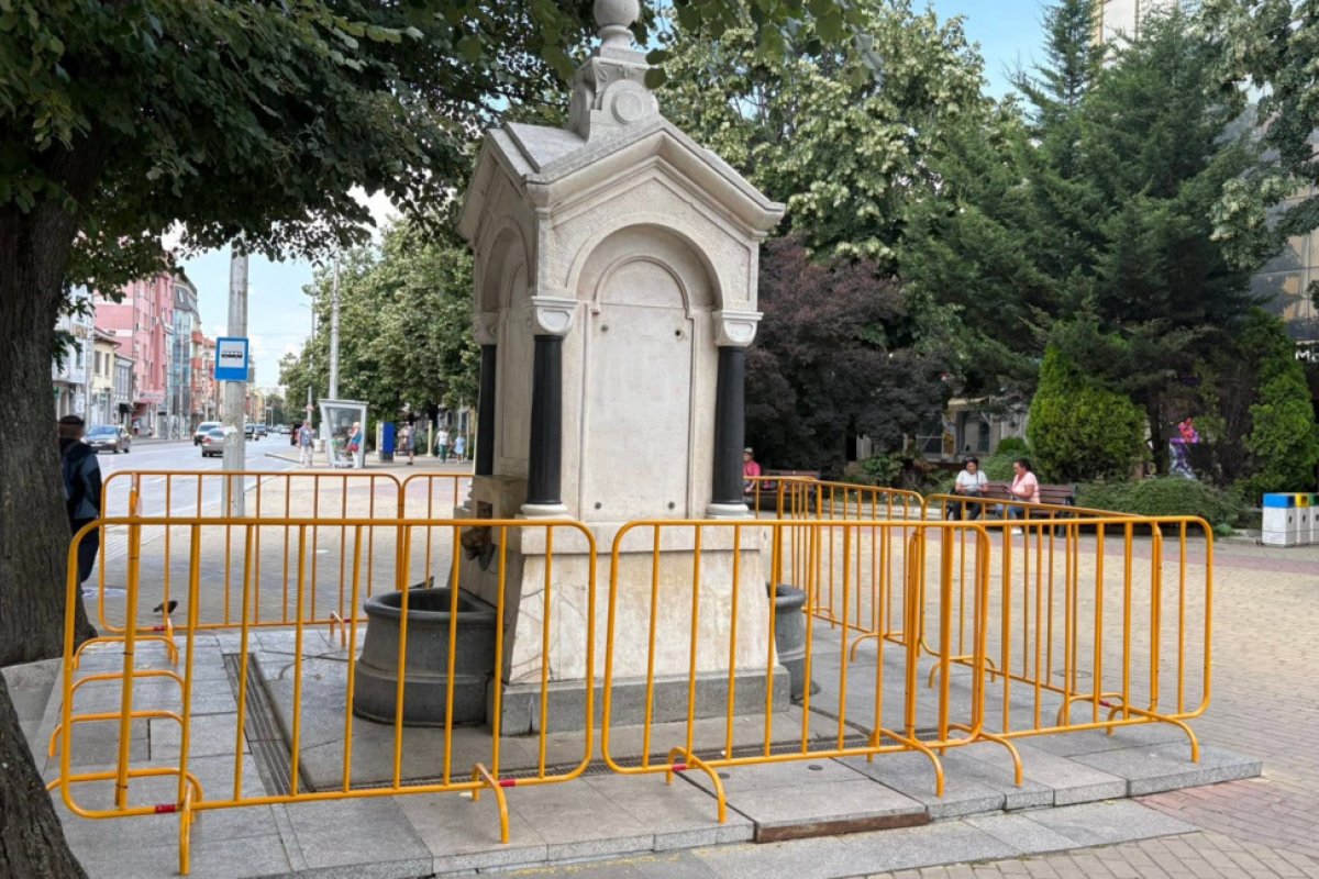 Посегателство над Царската чешма в Казанлък, започва ремонт
