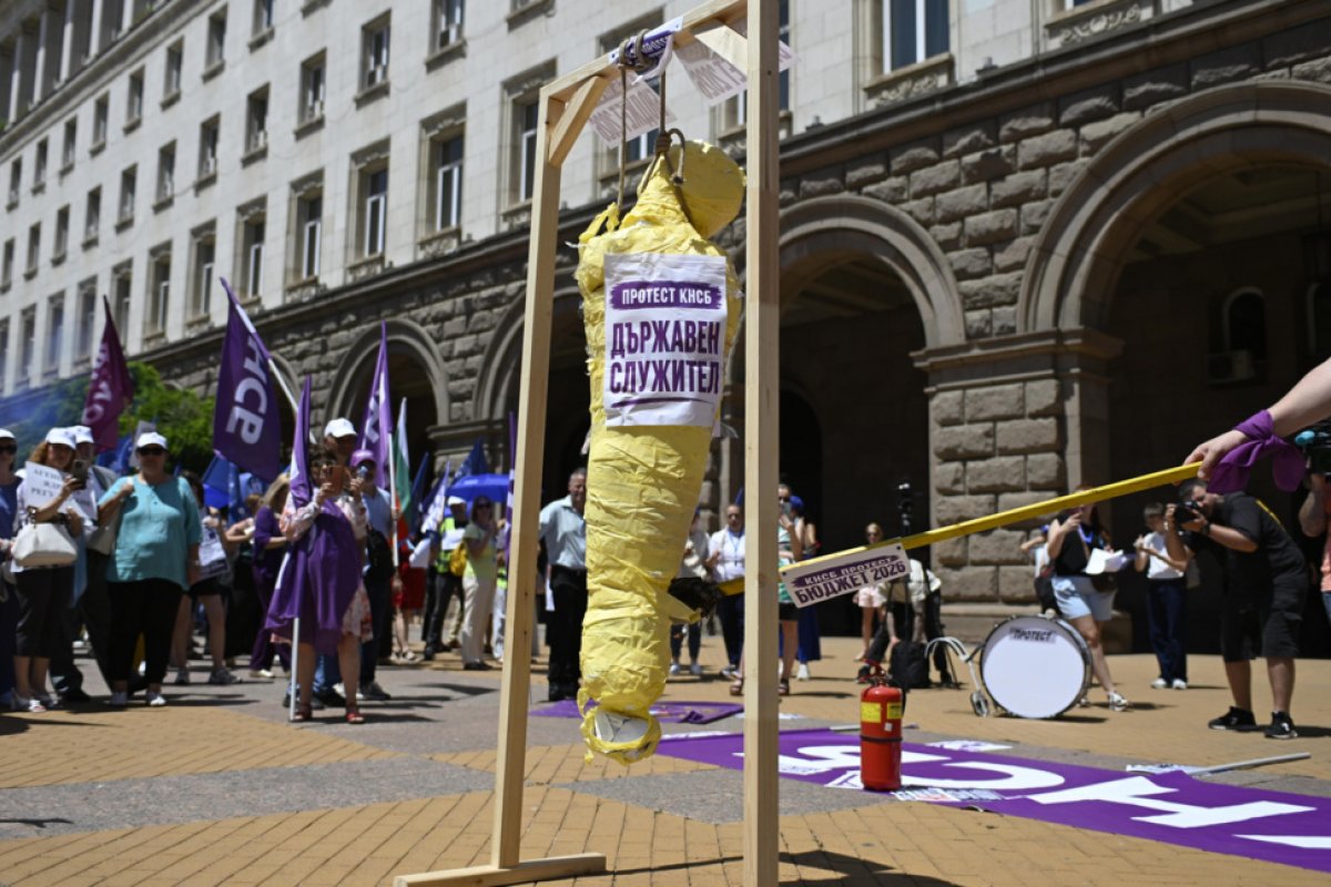 Държавни служители протестираха пред Министерския съвет срещу бюджетни ограничения