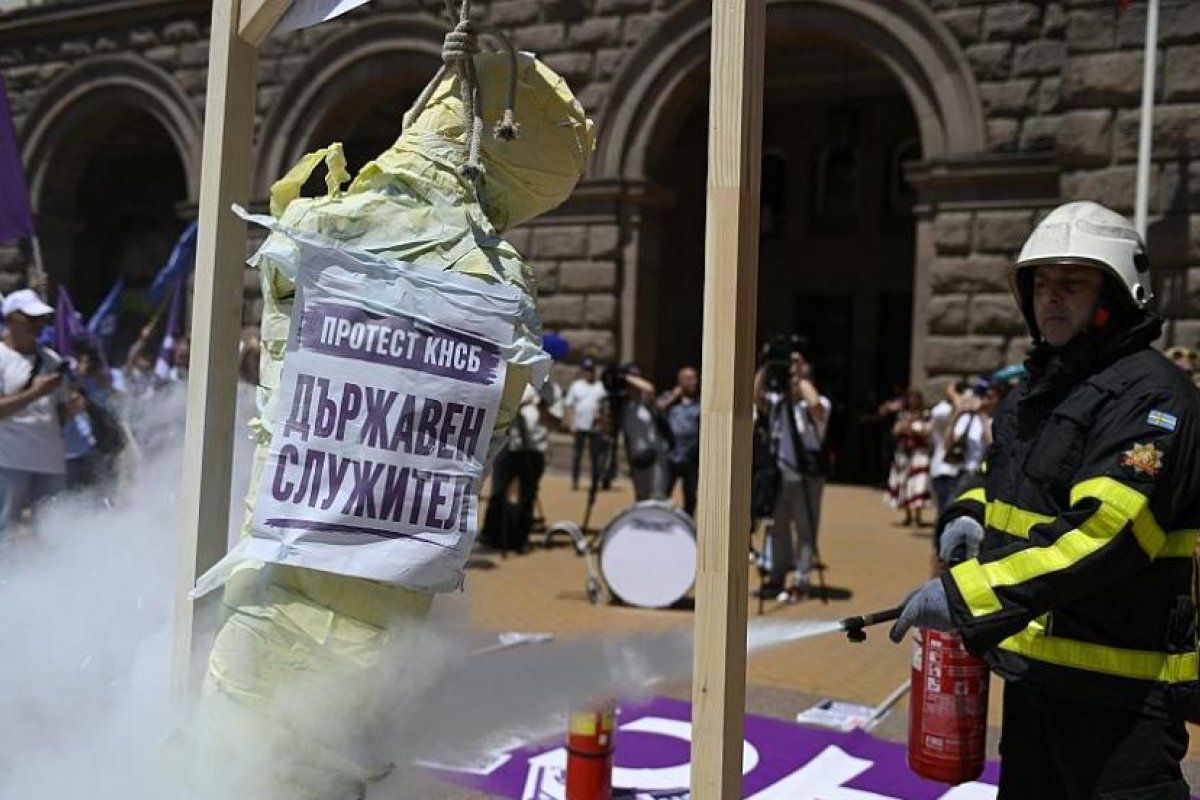 Синдикати протестираха пред Министерския съвет с искания за по-високи възнаграждения и отмяна на Закона за държавния служител