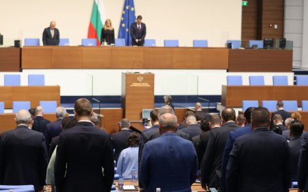 Народното събрание отдаде почит на жертвите на катастрофата край Албена