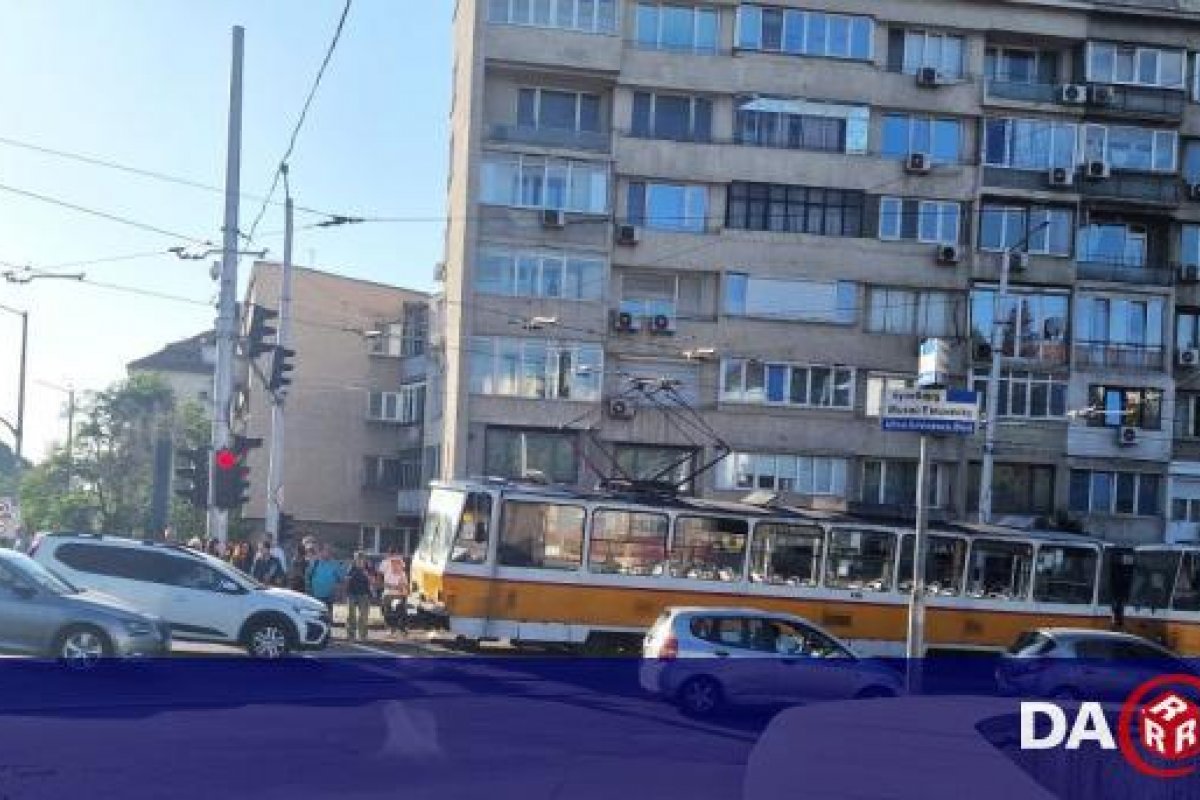 Аварирал трамвай блокира движението на бул. „Михай Еминеску“ в София