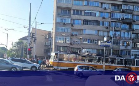 Аварирал трамвай блокира движението на бул. „Михай Еминеску“ в София