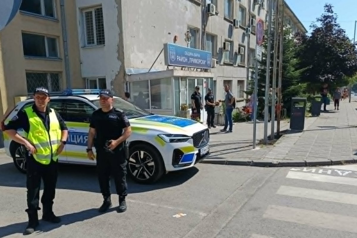Седем души задържани при акция в кметството на район „Приморски“ във Варна