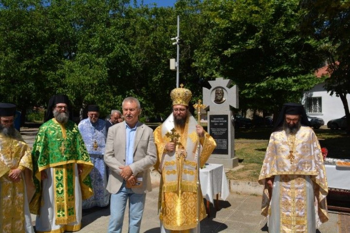 Паметник на протойерей Йордан Попов бе осветен в Монтана